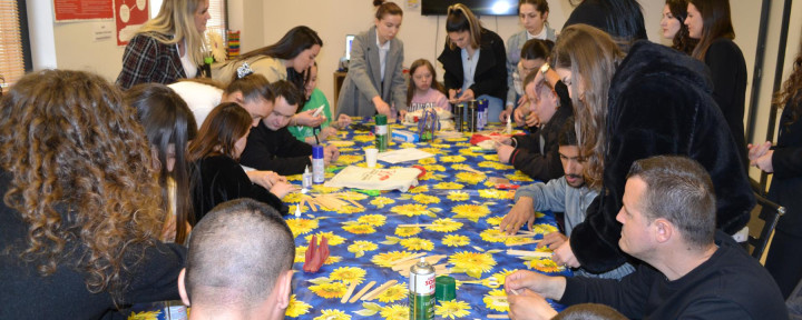 Studentët e Fakultetit të Edukimit të Universitetit “Fehmi Agani” Gjakovë, në shënim të Ditës Ndërkombëtare të Personave me Sindromë Down vizitojnë HANDIKOS